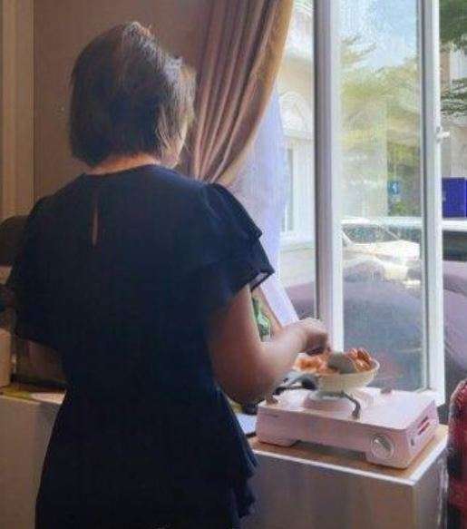 8 Momen Amanda Manopo Masak di Lokasi Syuting, Punya Dapur Mini yang Super Komplit!