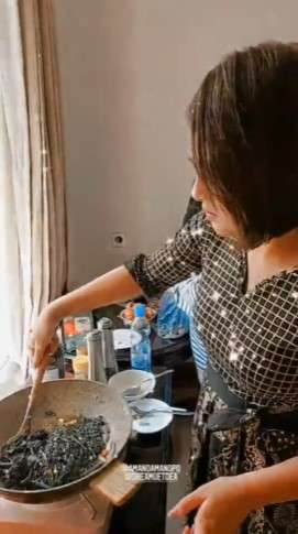8 Momen Amanda Manopo Masak di Lokasi Syuting, Punya Dapur Mini yang Super Komplit!