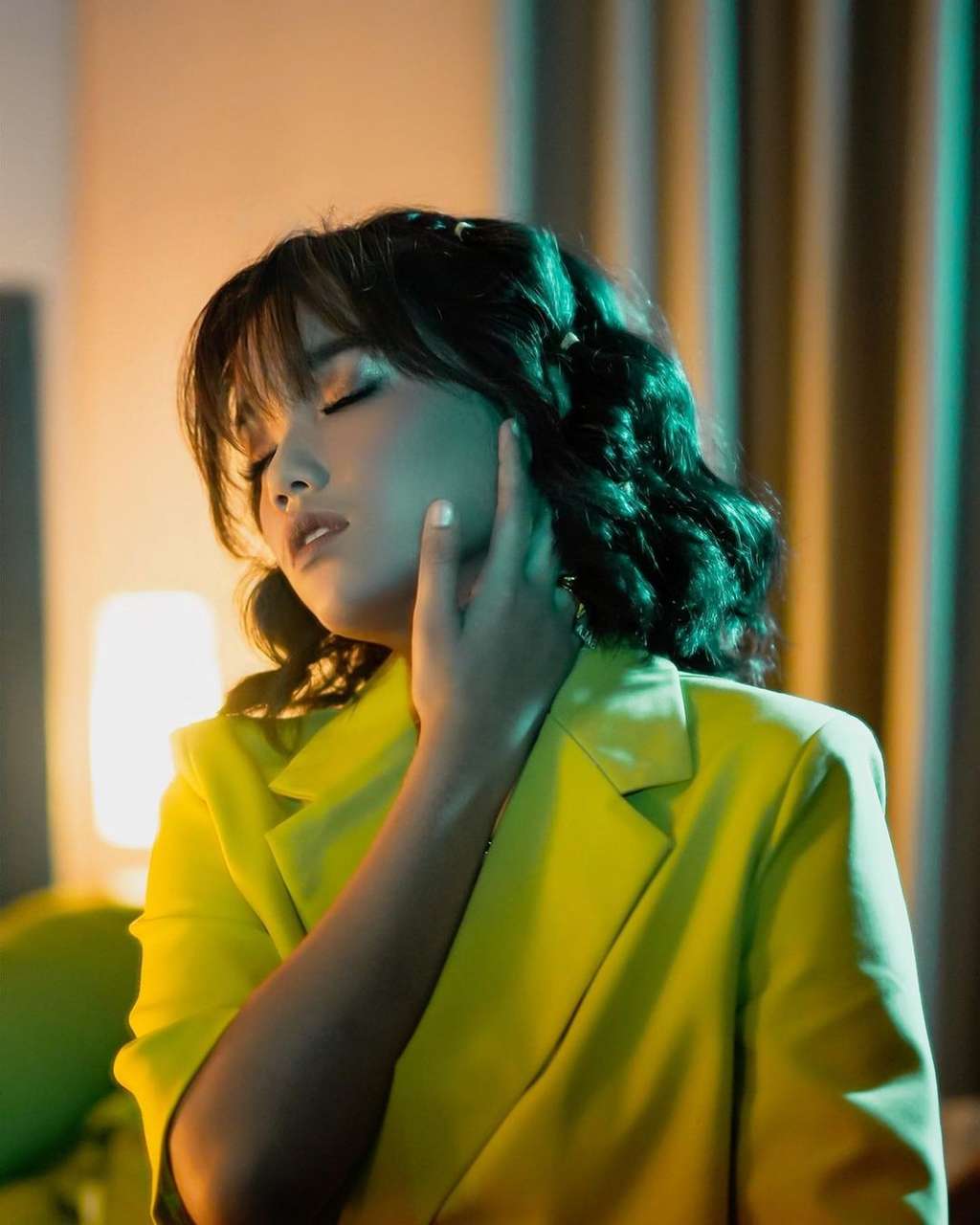 5 Potret Terbaru Fuji Saat Photoshoot, Gayanya bak Model Profesional! Mirip Banget Vanessa Angel