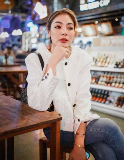 9 Potret Faye Malisorn Wanita Thailand yang Bikin Ivan Gunawan Bucin, Rela Tabur Bunga di Ranjang!