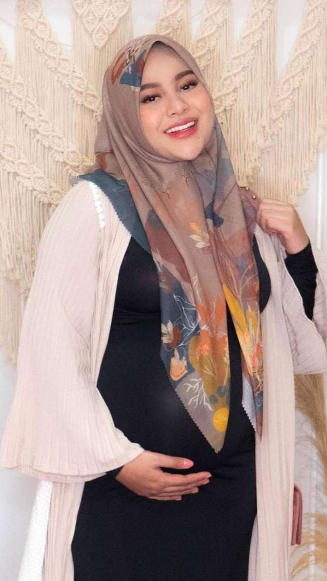 Punya Dagu Lancip Sederet Artis Cantik Ini Dituding Lakukan Oplas