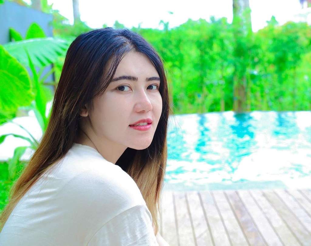 Punya Dagu Lancip Sederet Artis Cantik Ini Dituding Lakukan Oplas
