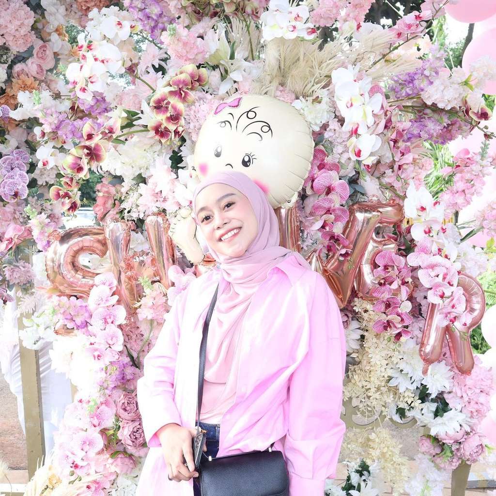 Punya Dagu Lancip Sederet Artis Cantik Ini Dituding Lakukan Oplas