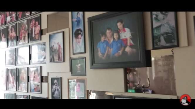 10 Potret Rumah Chris John Sang ‘Petinju Legendaris’, Mewah Banyak Foto-Foto Bersejarah!