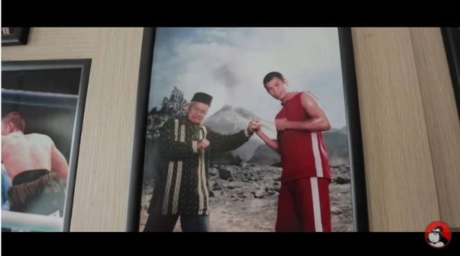 10 Potret Rumah Chris John Sang ‘Petinju Legendaris’, Mewah Banyak Foto-Foto Bersejarah!