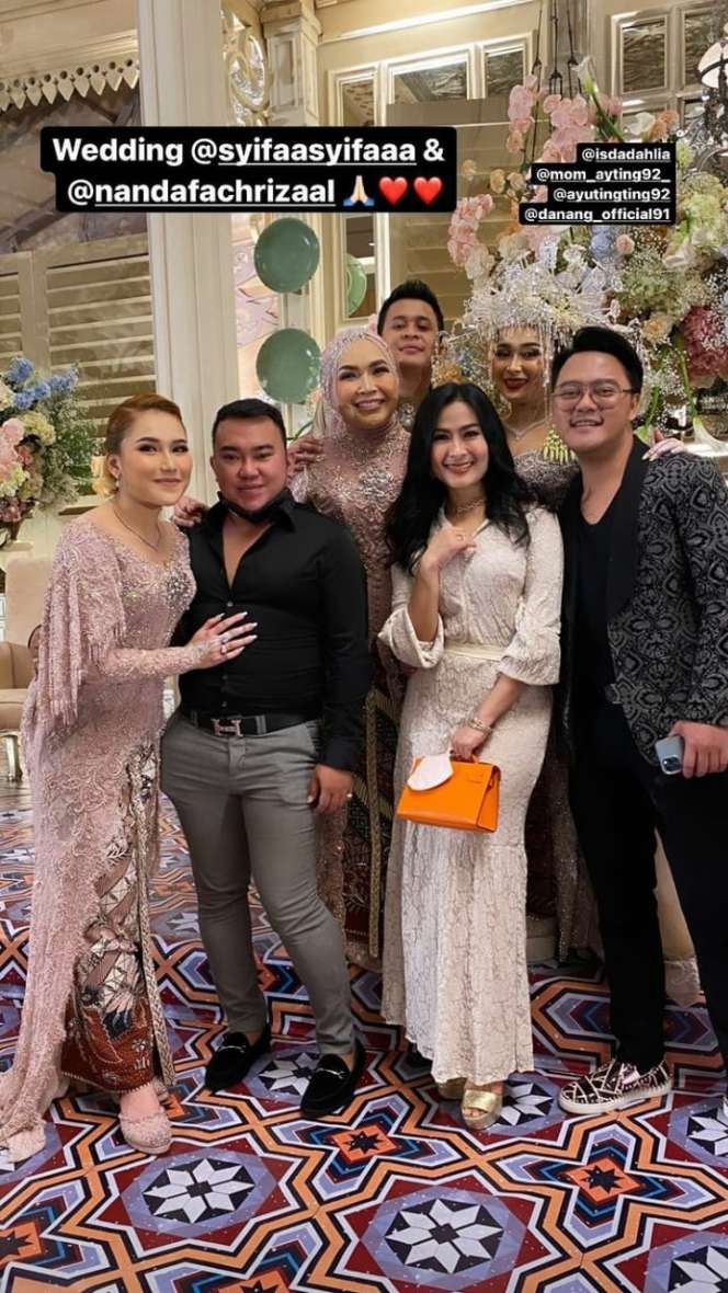 Gaya 10 Artis Hadiri Pernikahan Adik Ayu Ting Ting, Ivan Gunawan Jadi Sorotan!
