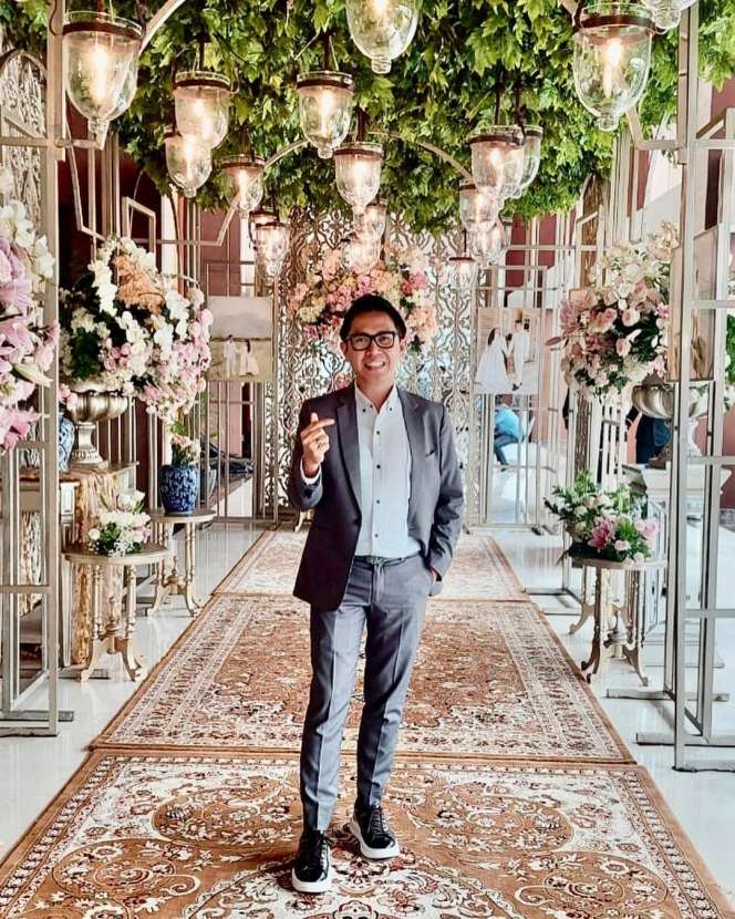 Gaya 10 Artis Hadiri Pernikahan Adik Ayu Ting Ting, Ivan Gunawan Jadi Sorotan!