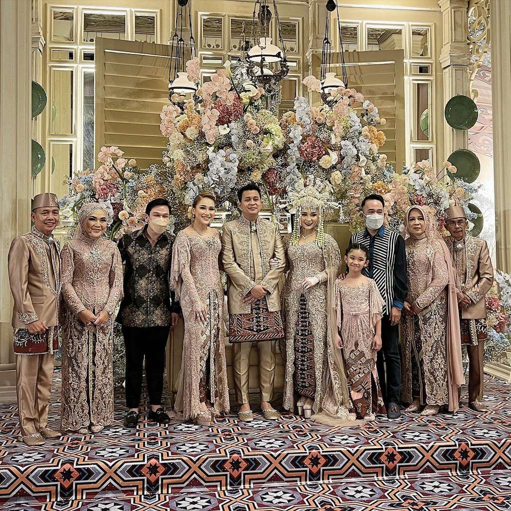 Gaya 10 Artis Hadiri Pernikahan Adik Ayu Ting Ting, Ivan Gunawan Jadi Sorotan!