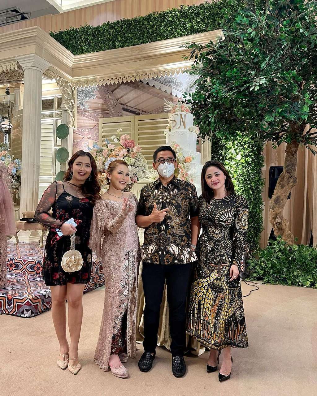 Gaya 10 Artis Hadiri Pernikahan Adik Ayu Ting Ting, Ivan Gunawan Jadi Sorotan!