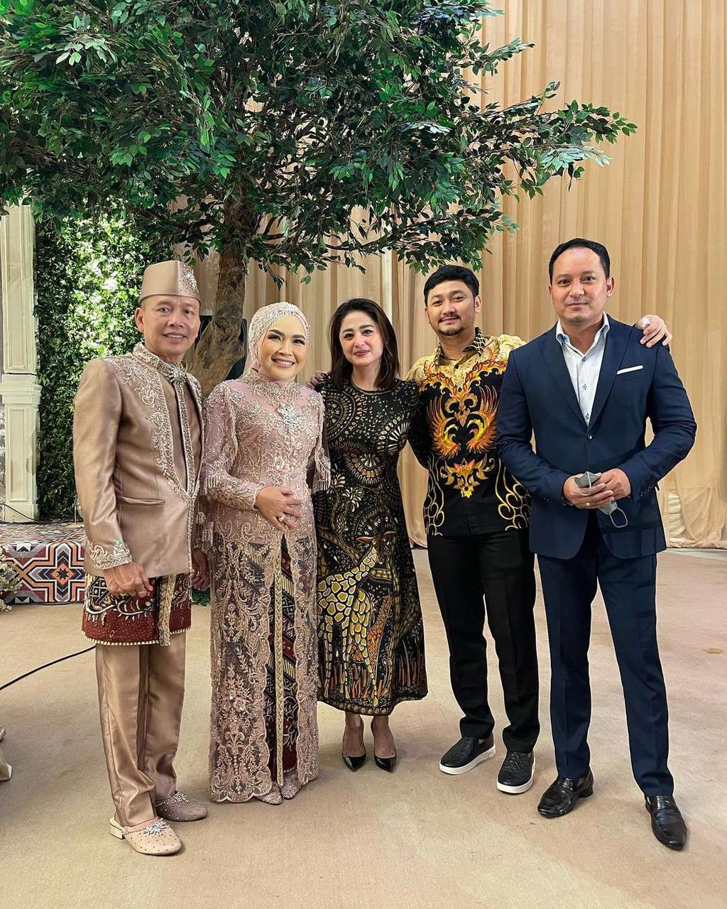 Gaya 10 Artis Hadiri Pernikahan Adik Ayu Ting Ting, Ivan Gunawan Jadi Sorotan!