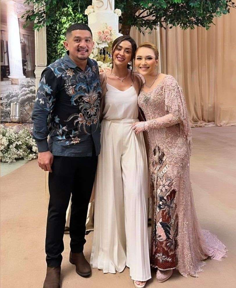 Gaya 10 Artis Hadiri Pernikahan Adik Ayu Ting Ting, Ivan Gunawan Jadi Sorotan!