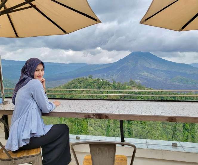 5 Potret Lisya Nurrahmi, Istri Tommy Kurniawan yang Jarang Tersorot
