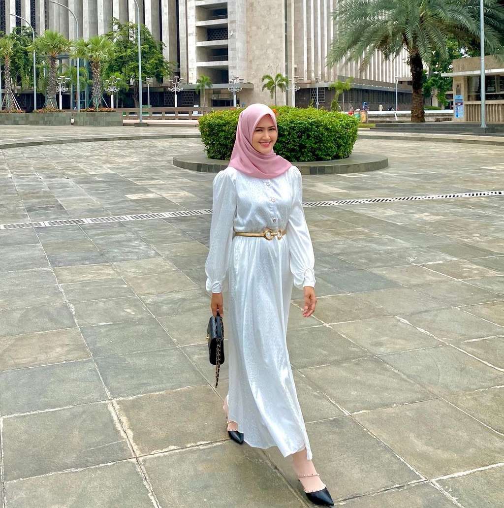 5 Potret Lisya Nurrahmi, Istri Tommy Kurniawan yang Jarang Tersorot