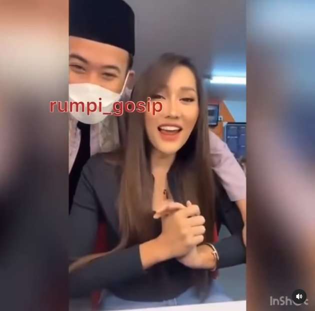 10 Potret Lucinta Luna Dirangkul Mesra Ustaz Syam, Ekspresinya Jadi Sorotan!