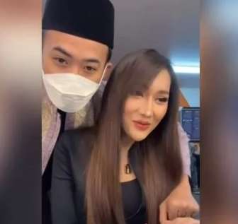10 Potret Lucinta Luna Dirangkul Mesra Ustaz Syam, Ekspresinya Jadi Sorotan!