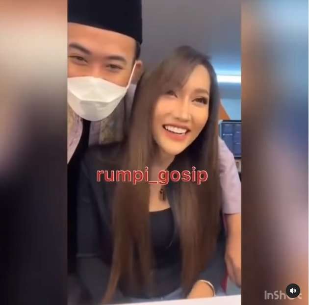10 Potret Lucinta Luna Dirangkul Mesra Ustaz Syam, Ekspresinya Jadi Sorotan!