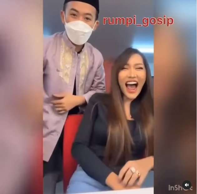 10 Potret Lucinta Luna Dirangkul Mesra Ustaz Syam, Ekspresinya Jadi Sorotan!