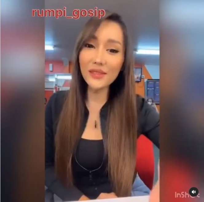 10 Potret Lucinta Luna Dirangkul Mesra Ustaz Syam, Ekspresinya Jadi Sorotan!