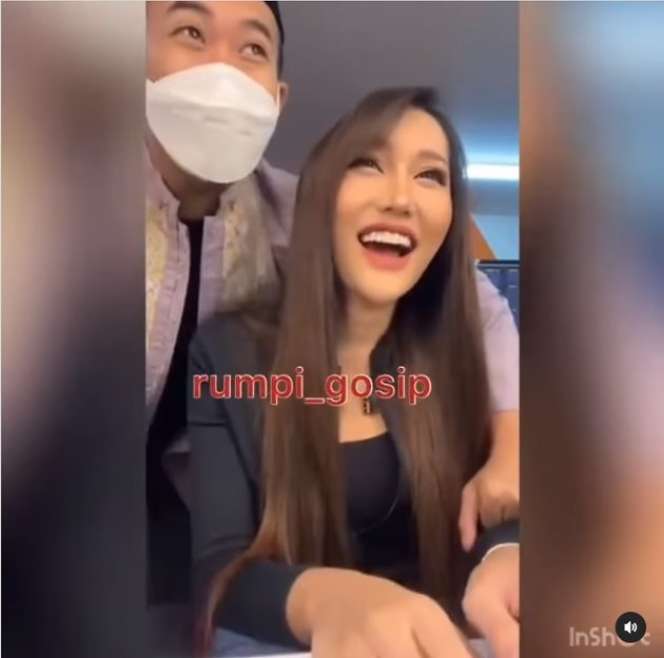 10 Potret Lucinta Luna Dirangkul Mesra Ustaz Syam, Ekspresinya Jadi Sorotan!