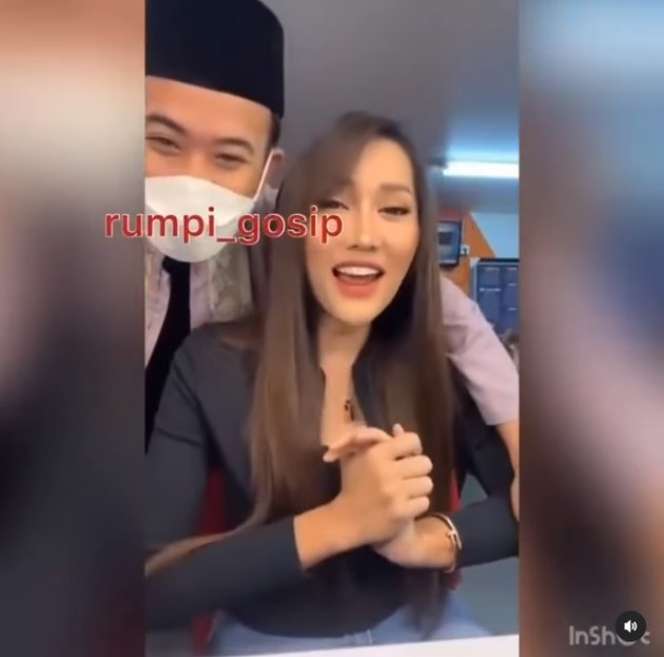 10 Potret Lucinta Luna Dirangkul Mesra Ustaz Syam, Ekspresinya Jadi Sorotan!