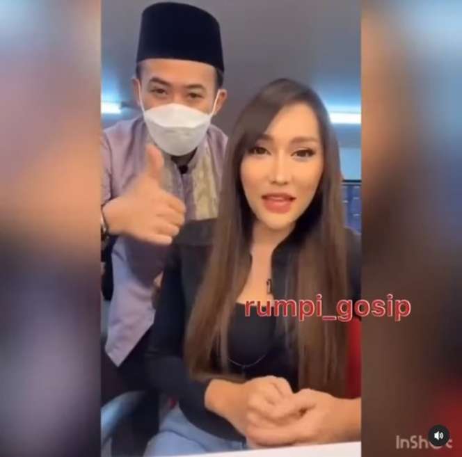 10 Potret Lucinta Luna Dirangkul Mesra Ustaz Syam, Ekspresinya Jadi Sorotan!