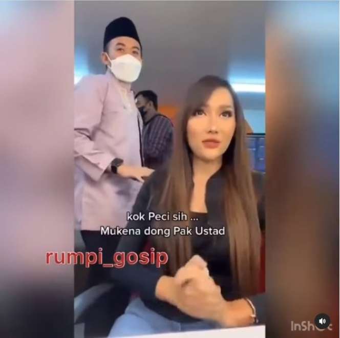 10 Potret Lucinta Luna Dirangkul Mesra Ustaz Syam, Ekspresinya Jadi Sorotan!