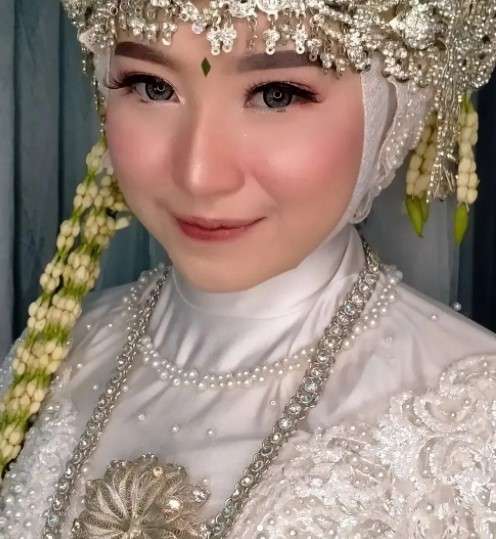 10 Potret Susi Baby Sitter yang Dinikahi Mantan Suami Mawar AFI, Transformasi Makeupnya Saat Jadi Pengantin Disorot