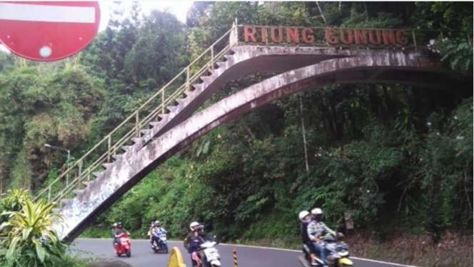 10 Potret Vila Soekarno yang Terbengkalai di Kawasan Puncak Bogor, Ada Tangga Keramat!