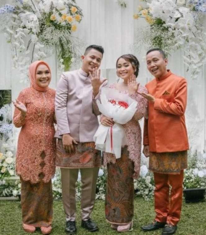 8 Gaya Glamor Umi Kalsum di Acara Lamaran Hingga Resepsi Adik Ayu Ting Ting, Mewah!