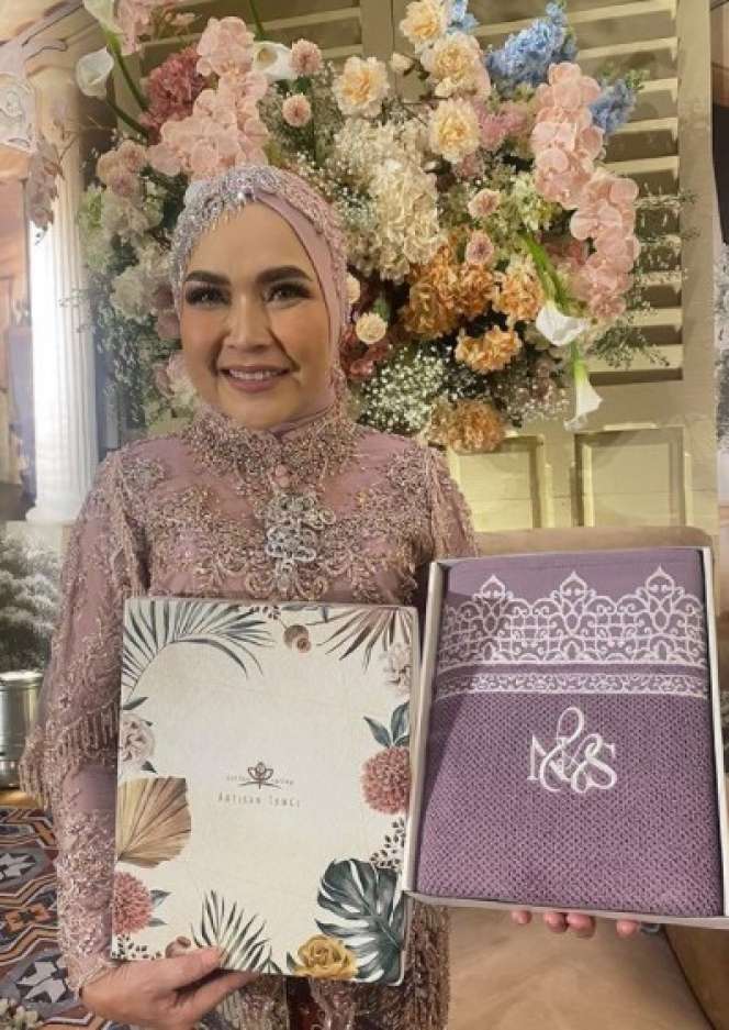 8 Gaya Glamor Umi Kalsum di Acara Lamaran Hingga Resepsi Adik Ayu Ting Ting, Mewah!