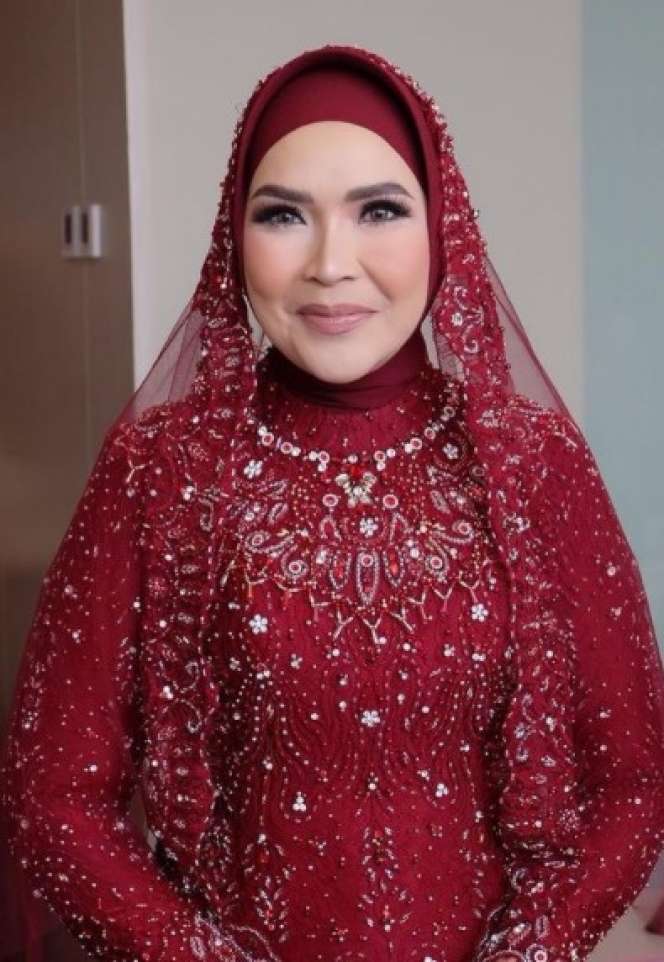 8 Gaya Glamor Umi Kalsum di Acara Lamaran Hingga Resepsi Adik Ayu Ting Ting, Mewah!