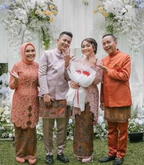 8 Gaya Glamor Umi Kalsum di Acara Lamaran Hingga Resepsi Adik Ayu Ting Ting, Mewah!
