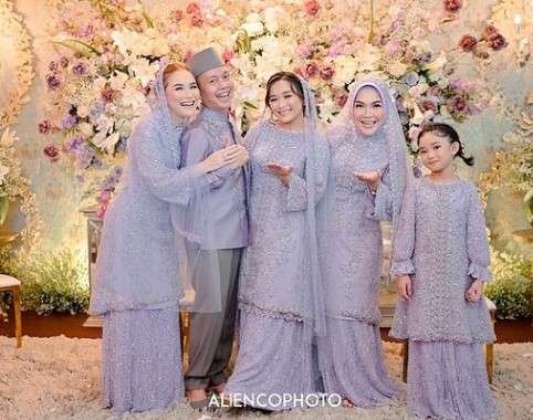 8 Gaya Glamor Umi Kalsum di Acara Lamaran Hingga Resepsi Adik Ayu Ting Ting, Mewah!