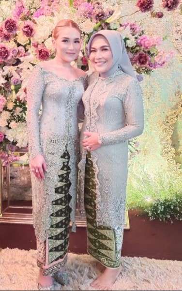 8 Gaya Glamor Umi Kalsum di Acara Lamaran Hingga Resepsi Adik Ayu Ting Ting, Mewah!