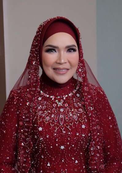 8 Gaya Glamor Umi Kalsum di Acara Lamaran Hingga Resepsi Adik Ayu Ting Ting, Mewah!