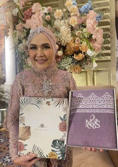 8 Gaya Glamor Umi Kalsum di Acara Lamaran Hingga Resepsi Adik Ayu Ting Ting, Mewah!