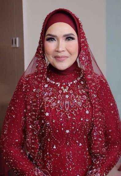 8 Gaya Glamor Umi Kalsum di Acara Lamaran Hingga Resepsi Adik Ayu Ting Ting, Mewah!