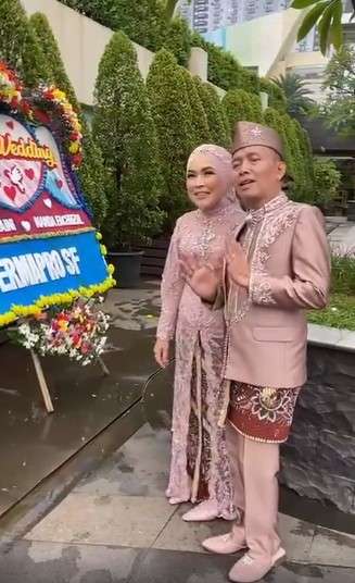 8 Gaya Glamor Umi Kalsum di Acara Lamaran Hingga Resepsi Adik Ayu Ting Ting, Mewah!