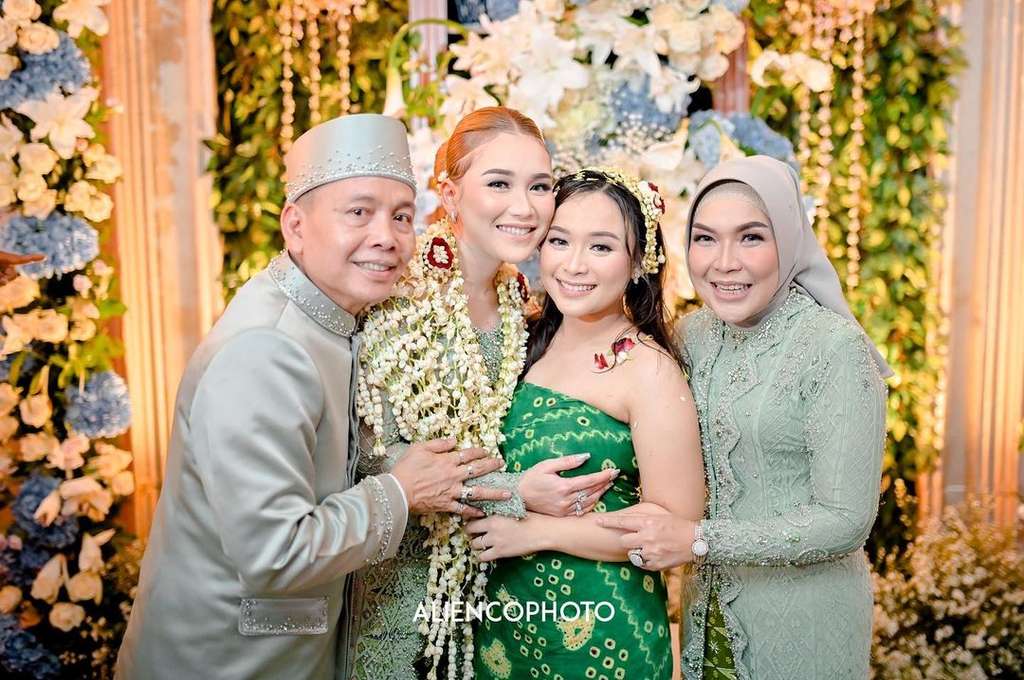 8 Gaya Glamor Umi Kalsum di Acara Lamaran Hingga Resepsi Adik Ayu Ting Ting, Mewah!