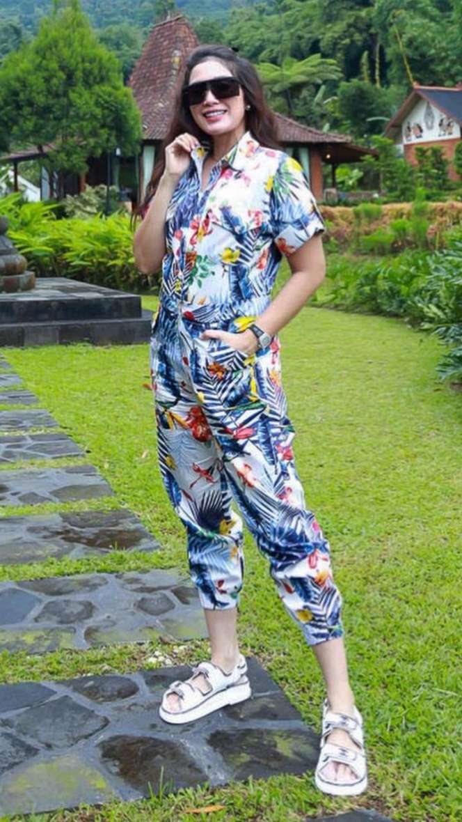 Menginjak Kepala 4, Potret Terbaru Ussy Sulistiawaty bak ABG Saat Arisan di Villa