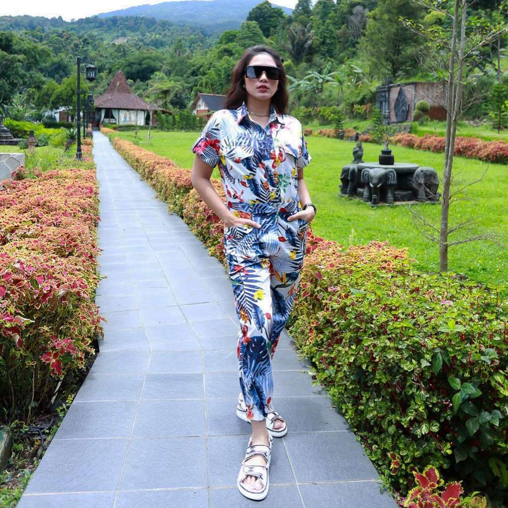 Menginjak Kepala 4, Potret Terbaru Ussy Sulistiawaty bak ABG Saat Arisan di Villa
