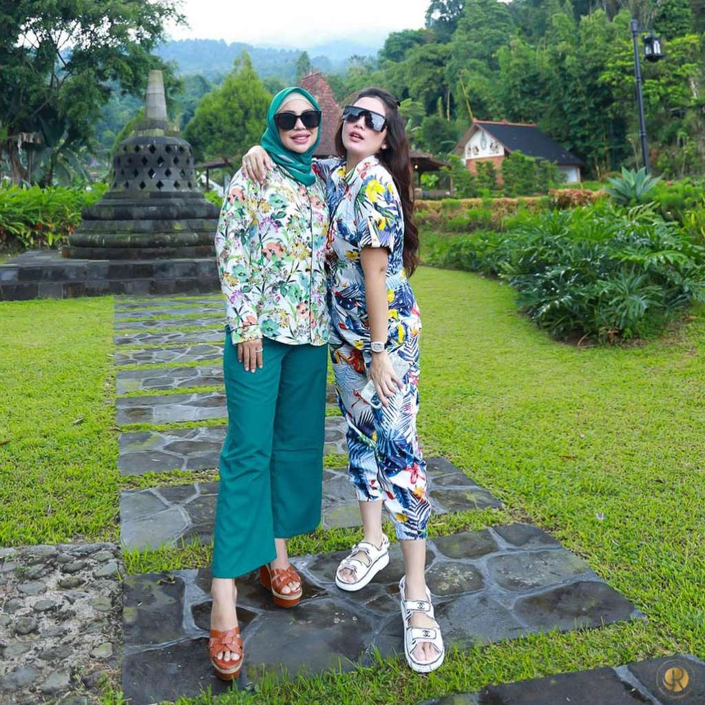 Menginjak Kepala 4, Potret Terbaru Ussy Sulistiawaty bak ABG Saat Arisan di Villa