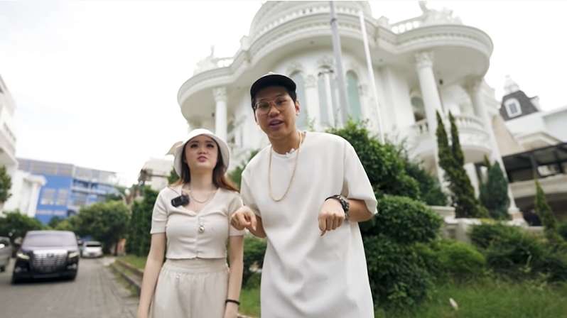12 Potret Rumah Baru Indra Kenz 'Crazy Rich Medan', Mewah Bak Istana Seharga Rp30 Miliar!