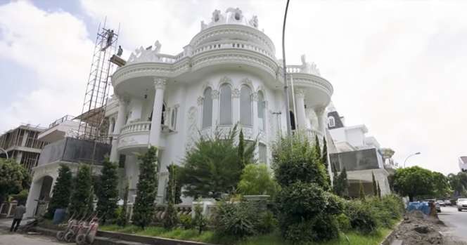12 Potret Rumah Baru Indra Kenz 'Crazy Rich Medan', Mewah Bak Istana Seharga Rp30 Miliar!