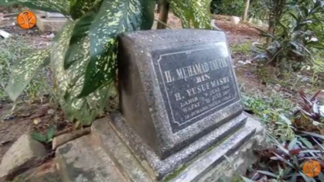 Setelah 15 Tahun Berlalu, Inilah 7 Potret Makam Taufik Savalas yang Kondisinya Disorot