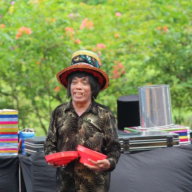 Ingat Pesulap Pak Tarno? Sempat Dikabarkan Jatuh Miskin, Lihat 8 Potret Kondisinya Sekarang!