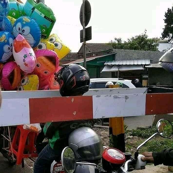 10 Momen Orang Melanggar Aturan, Bikin Heran Sendiri Lihat Aksinya