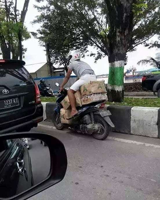 10 Momen Orang Melanggar Aturan, Bikin Heran Sendiri Lihat Aksinya