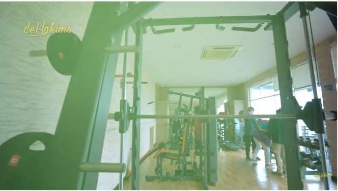 Potret Kantor Indra Kenz 'Crazy Rich Medan', Koleksi Mobil dan Jam Tangan Limited Edition