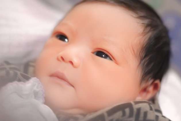 10 Potret Si Cantik Baby Ameena Hanna, Aurel: Pipi Chubby Seperti Mochi Strawberry
